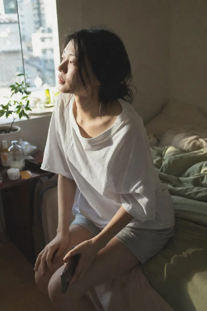 Candid Morning Bedroom Photo, made with Kromoss AI